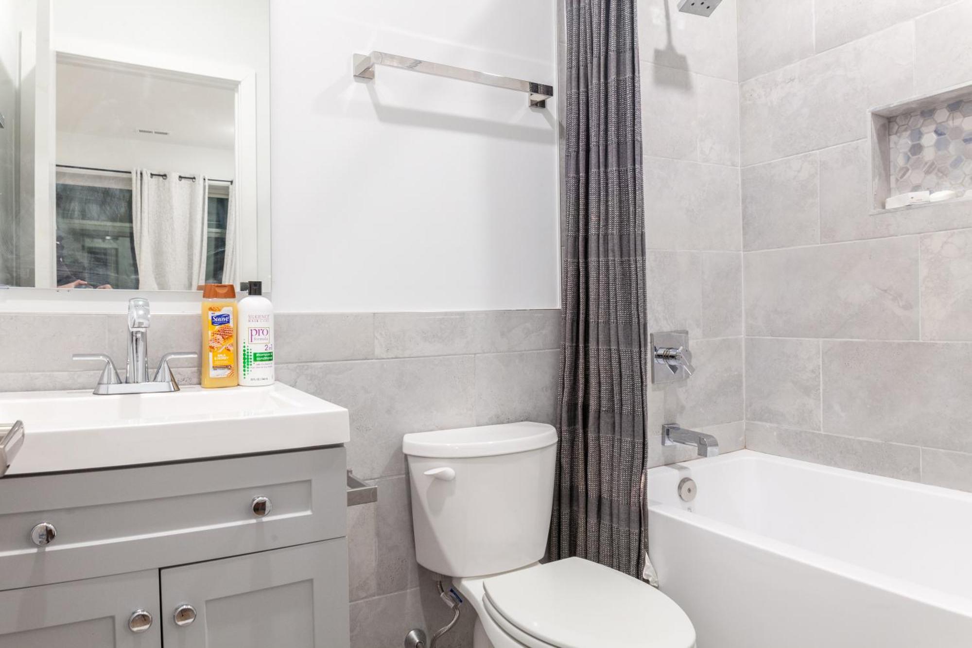 3bed3bath-wd-deskwifiheating Apartment *